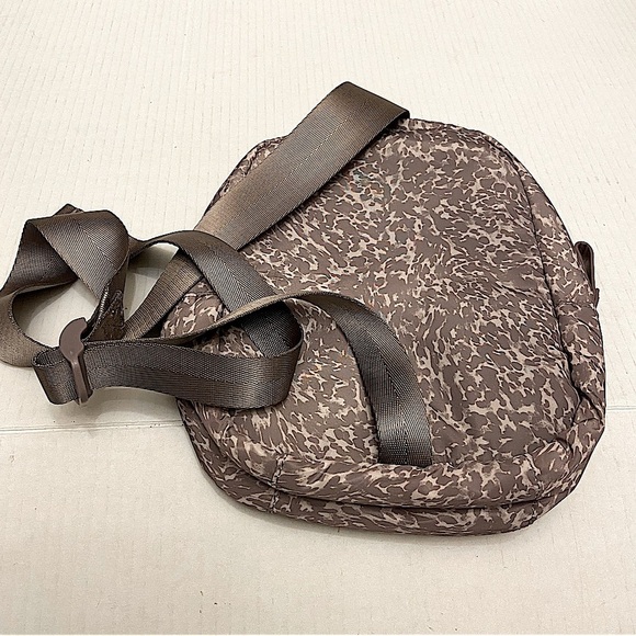 Danskin Puffer Soft Nylon Speckled Print Crossbody Zipper Backpack Tan and Cream - Picture 3 of 6